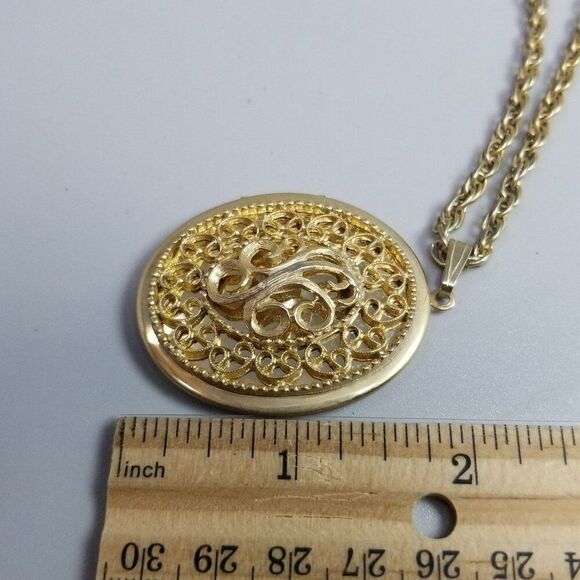 Vintage Sarah Coventry Large Oval Photo Locket Necklace, Gold Tone Scroll Design - Picture 6 of 9